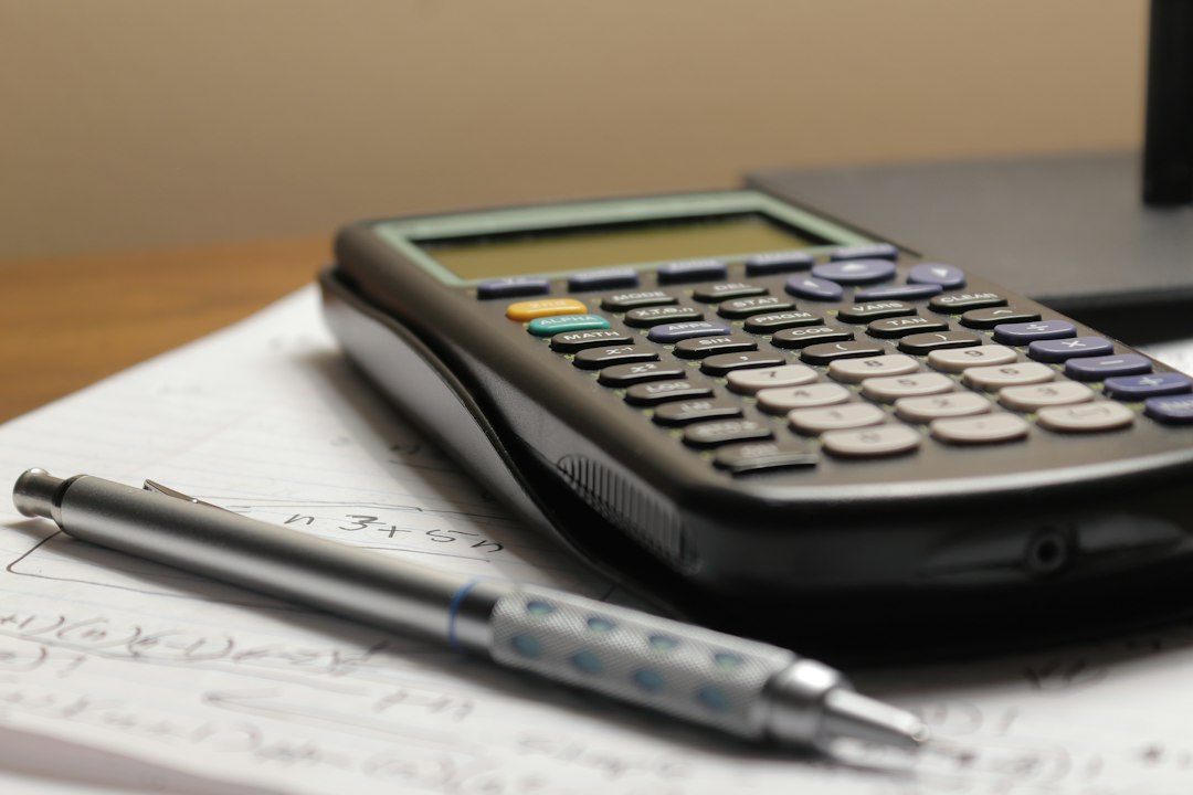 Calculatrice et documents, illustration