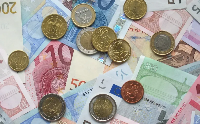 Pièces et billets en euros, image d'illustration