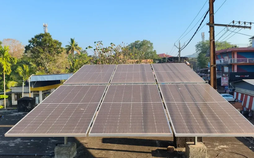 Panneaux solaires installés sur le toit d'une maison